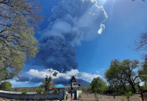 Gunung Ile Lewotolok Kembali Erupsi Pagi Ini Tinggi Kolom Abu