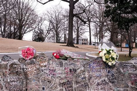 Mourners Gather At Graceland For Lisa Marie Presley Memorial Theprint