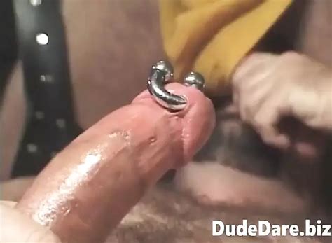 Bärtiger typ entthrot einen riesigen schwanz beim schwulen bondage sex xHamster