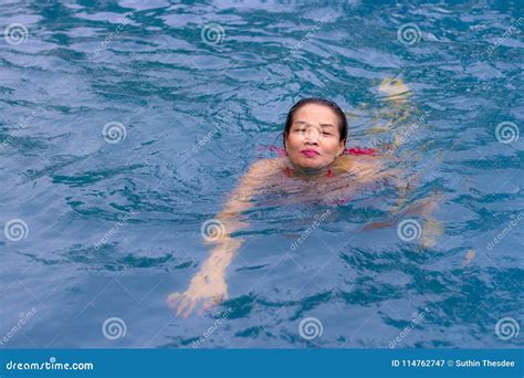 Roter Bikini Der Frau Enjioy Am Swimmingpool Auf Strand Stockbild Bild Von Morgen Form