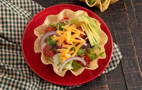 Salade De Taco Dans Un Bol De Tortilla De Ma S De Craquement D