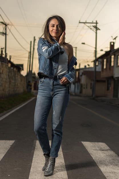 Mujer Latina Joven Con Jeans Azules Y Chaqueta De Jean Caminando Sobre El Enfoque Selectivo Del