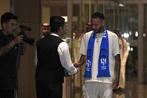 Veja imagens da chegada de Neymar à Arábia Saudita e sua apresentação