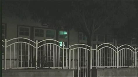 Deux salopes MILF dévergondée se font baiser brutalement pour une grosse bite Le trio le plus