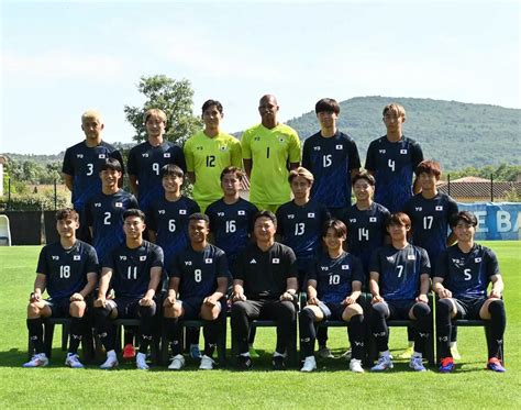 全体練習前に集合写真を撮影したパリ五輪サッカー男子日本代表の大岩監督（1列目中央）と選手たち ― スポニチ Sponichi Annex サッカー