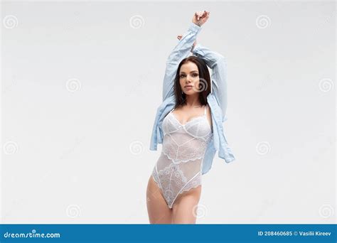 Femme Sensuelle En Lingerie Sur Le Lit Dans La Chambre Image Stock Image Du Chaud Fuselage