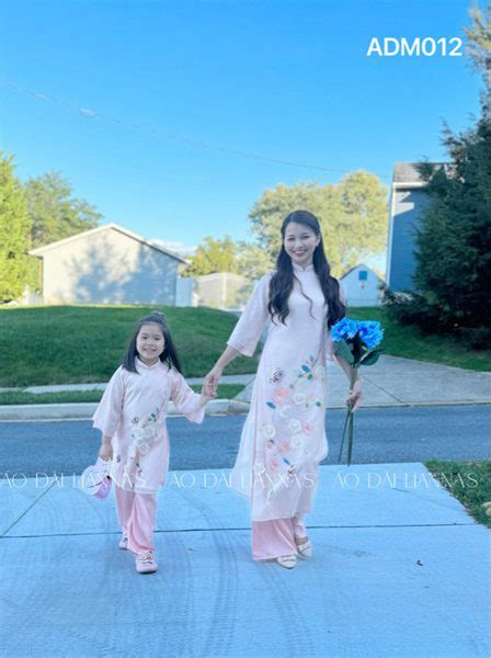 Ao dài mẹ tơ ket hoa màu nude hồng