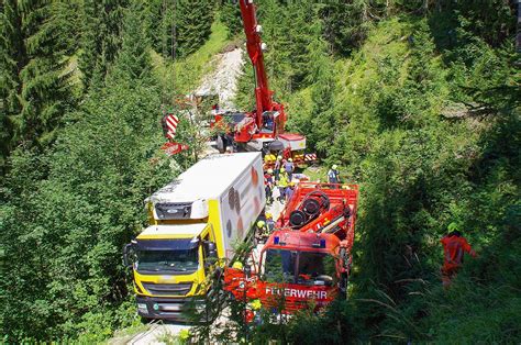 LKW Bergung auf Forststraße in Gosau Freiwillige Feuerwehr Bad Goisern