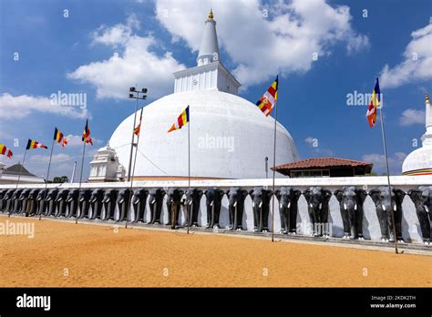 Ruwanweliseya Dagoba Buddhist Stupa Tourist And Pilgrimage Site