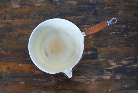 Oranje Gietijzeren Steelpan Le Creuset Met Schenktuit En Houten Handvat