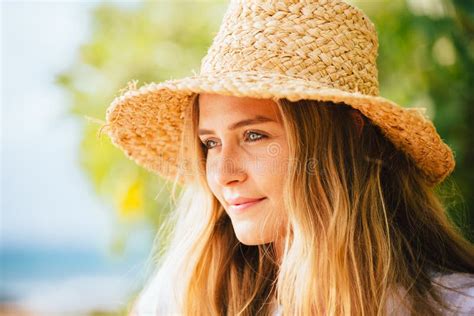 Portrait De Belle Fille Blonde Sur La Plage Image Stock Image Du Fond Gens