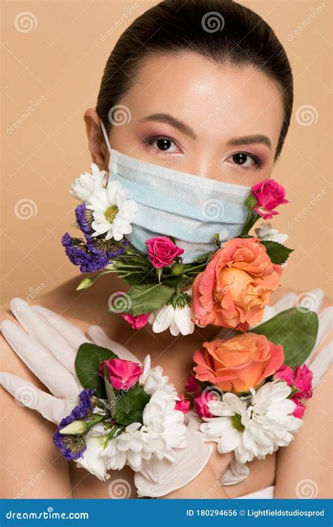 Aantrekkelijk Nude Aziatisch Meisje In Latexhandschoenen En