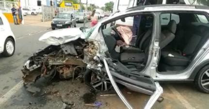 Homem fica preso às ferragens após colidir veículo em árvore Gazeta