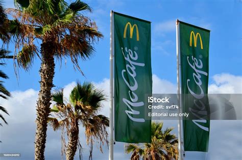 Pemandangan Teks Tanda Mcdonalds Mccafe Dan Logo Merek Kafe Di Bendera
