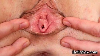 Impresionante gatita complace la raja estrecha hasta que está teniendo el orgasmo XVIDEOS