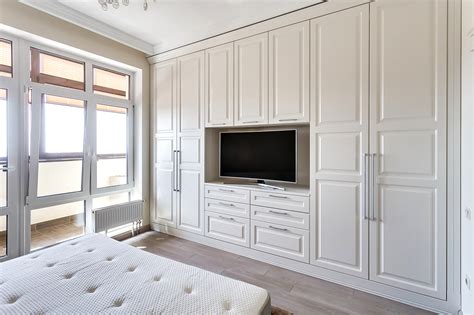 Шкаф вдоль стены (96 фото)