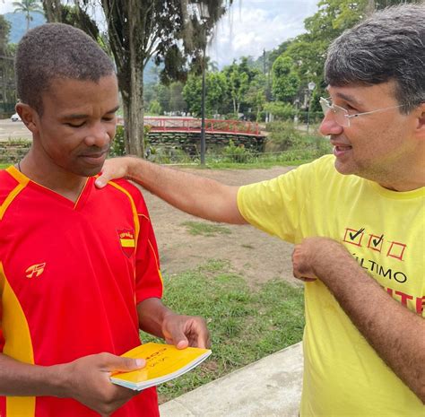 Adventistas distribuem mais de 3 mil livros missionários em Petrópolis