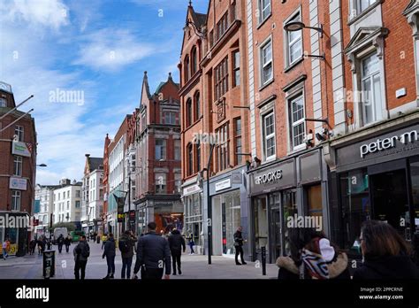 Shopping in grafton street dublin hi-res stock photography and images ...