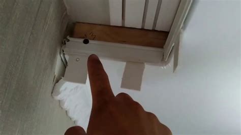 Как клеить потолочный плинтус на натяжной потолок. Багет, галтель ...