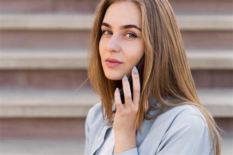 Portrait de belle fille blonde parler téléphone Photo Gratuite