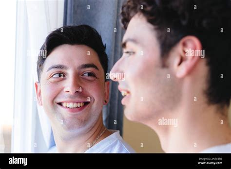 Couple Gay Partageant Un Moment Sp Cial Le Matin Par La Fen Tre Tendresse Romantique