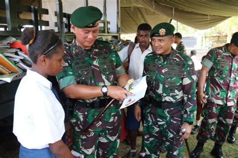 Pangdivif 2 Kostrad Perpustakaan Keliling Satgas Yonif MR 411 Kostrad