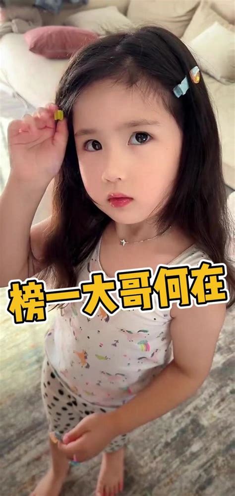 她好像很喜欢自己 人类幼崽 萌娃 大眼萌娃 骗你生女儿 晒出越养越上头的人类幼崽 抖音