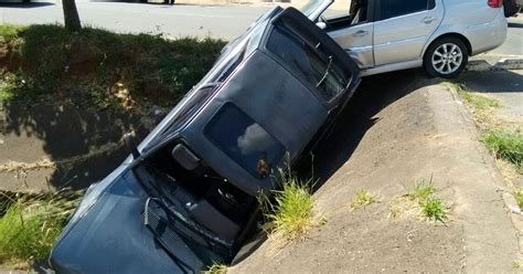 G1 Após batida carro cai em córrego que corta avenida de Piracicaba