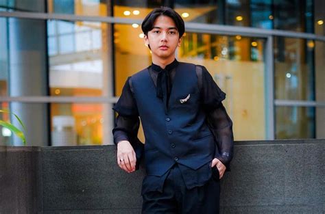 biodata ari irham profil lengkap  kecil perjalanan karier fakta