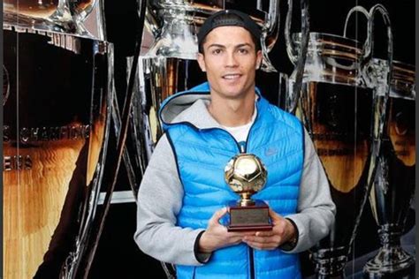 Cristiano Ronaldo Recibe El Trofeo Como Mejor Goleador De