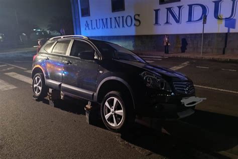 Un Coche Se Sale De La V A Y Queda Encajado Sobre Los Bolardos En Playa