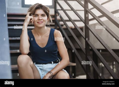 Belle Blonde Europ Enne Jeune Fille Tudiante S Asseoir Seul L Ext Rieur Des Escaliers