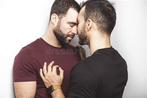 Los Pares Gay De Los Homosexuales Jovenes Se Aman En Un Fondo Blanco Imagen De Archivo Imagen