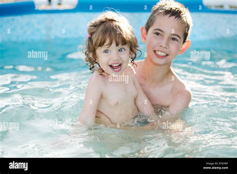 Frere Soeur Piscine Banque Dimage Et Photos Alamy