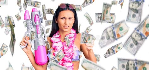 Jovencita Y Bella Latina Con Bikini Y Lei Hawaiano Sosteniendo Una Pistola De Agua Molesta Y