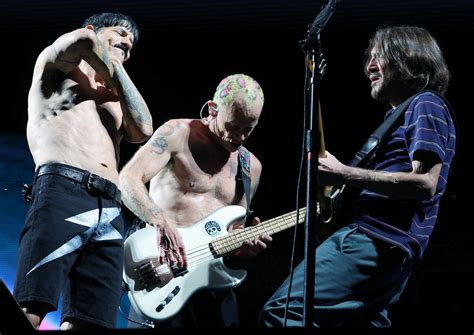 Red Hot Chili Peppers Stehen Zweimal In Einem Jahr An Der Spitze Der Albumcharts Musikexpress