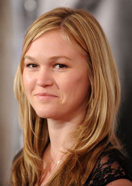 Julia Stiles Shows Off Engagement Ring | Arabia Weddings