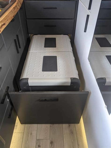 Four Season Luxury Transit - Van Viewer