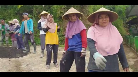 Giat Gotong Royong Pengecoran Madrasah Albarokah Dusun Cikujang Tonggoh