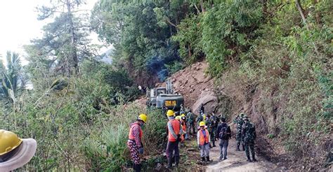 Evakuasi Material Longsor Menuju Desa Trunyan Alat Berat Sampai Di