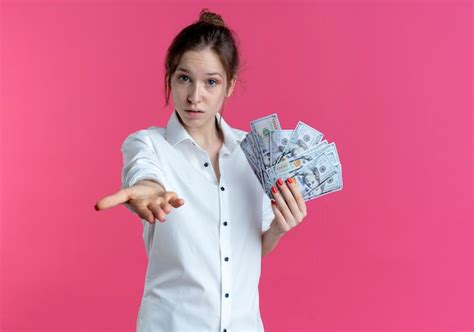 Jeune Fille Russe Blonde Tient La Main Tenant De L Argent Sur Rose Avec Copie Espace Photo