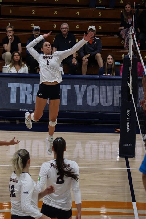 Womens Volleyball Sweeps Santa Clara For 10th Straight Victory