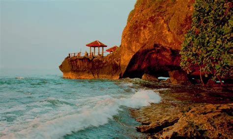 Pantai Karang Bolong Pacitan Daya Tarik Kegiatan Liburan Lokasi