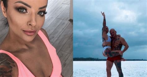 Kamiszka w bikini pokazuje swoje wytatuowane ciało na greckich