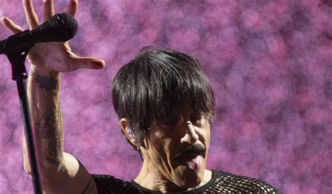 Autobiografia do vocalista do Red Hot Chili Peppers vai virar filme Já é notícia