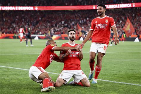 Benfica vence Sporting de Braga e fica mais perto do título de campeão