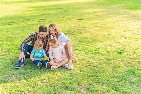 Pareja Masculina Gay Con Sus Hijos Adoptivos Sentados En El C Sped Foto Premium