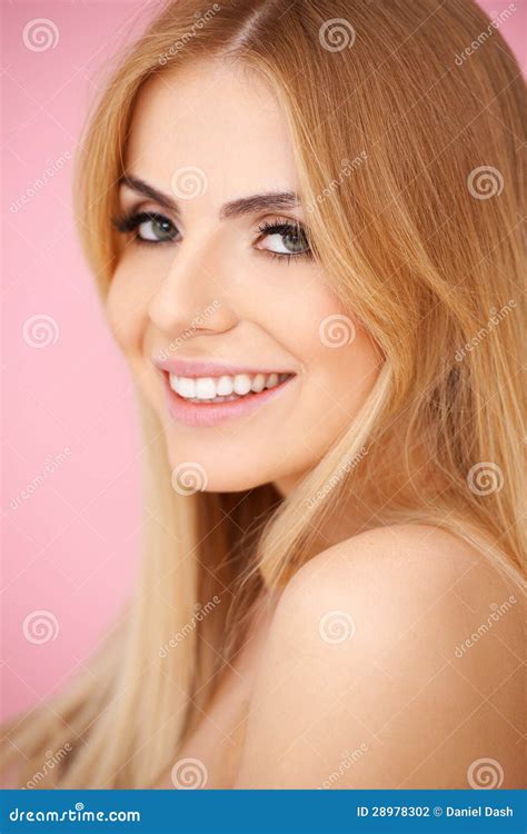 Jeune Femme Blonde De Sourire Au Dessus De Rose Photo Stock Image Du Soin Fermer