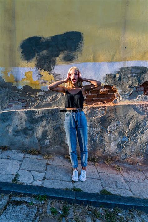 Une Adolescente Blonde Tr S Excit E Au Dessus Noir Et Aux Jeans Bleus Se Tient Sur Le Trottoir