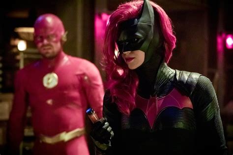 Novas Fotos De Elseworlds Revelam Nora Fries E Mais Da Batwoman Minha